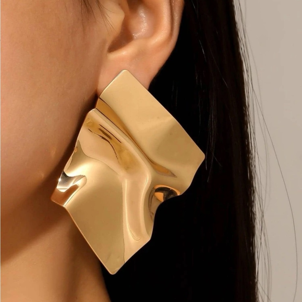 NWOT Mila Gold Statement Earrings - Picture 2 of 2